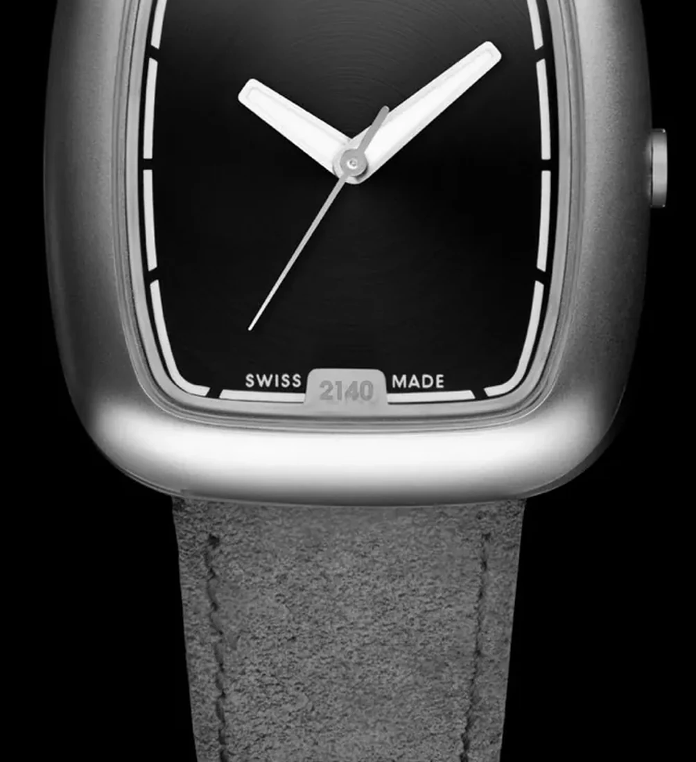 Light grey nubuck leather at the lug